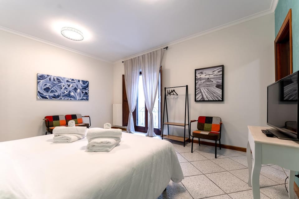 TV and multimedia, Photo of the whole room, Bedroom