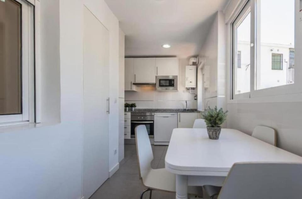 Kitchen or kitchenette, Dining area, oven, stove