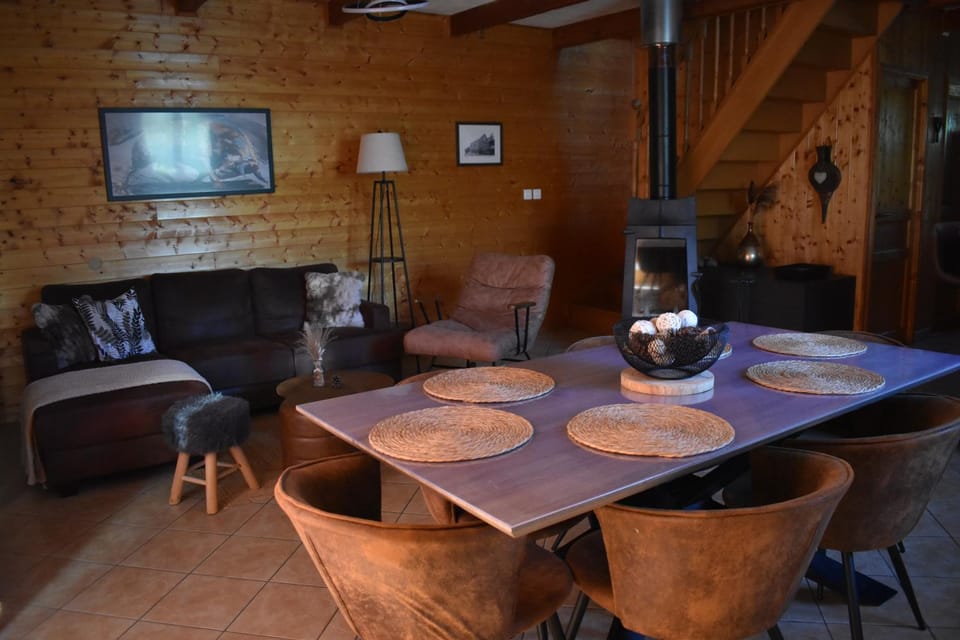 Gîte des Sommets spa privatif vue panoramique sur les montagnes House in Auvergne-Rhône-Alpes