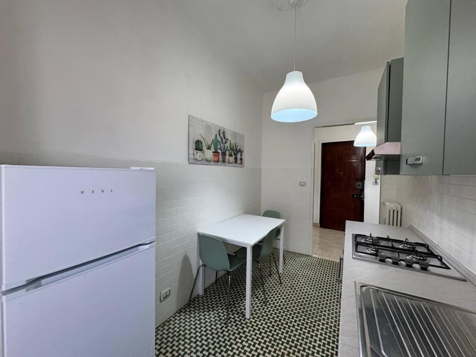 Kitchen or kitchenette, Dining area, minibar, oven, stove