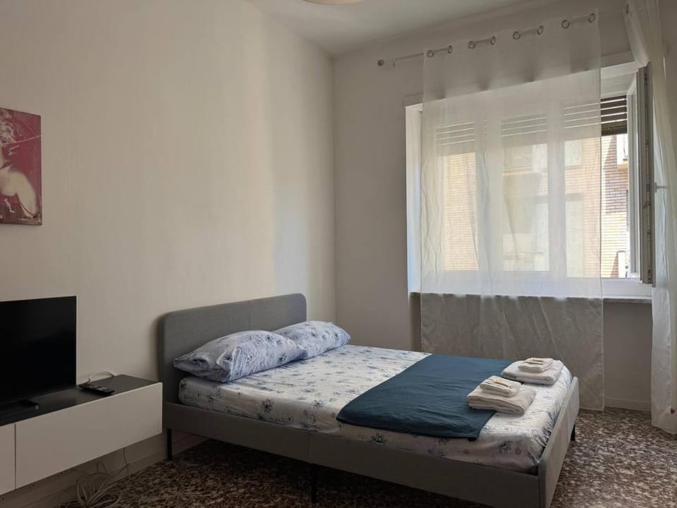 Bed, TV and multimedia, Bedroom