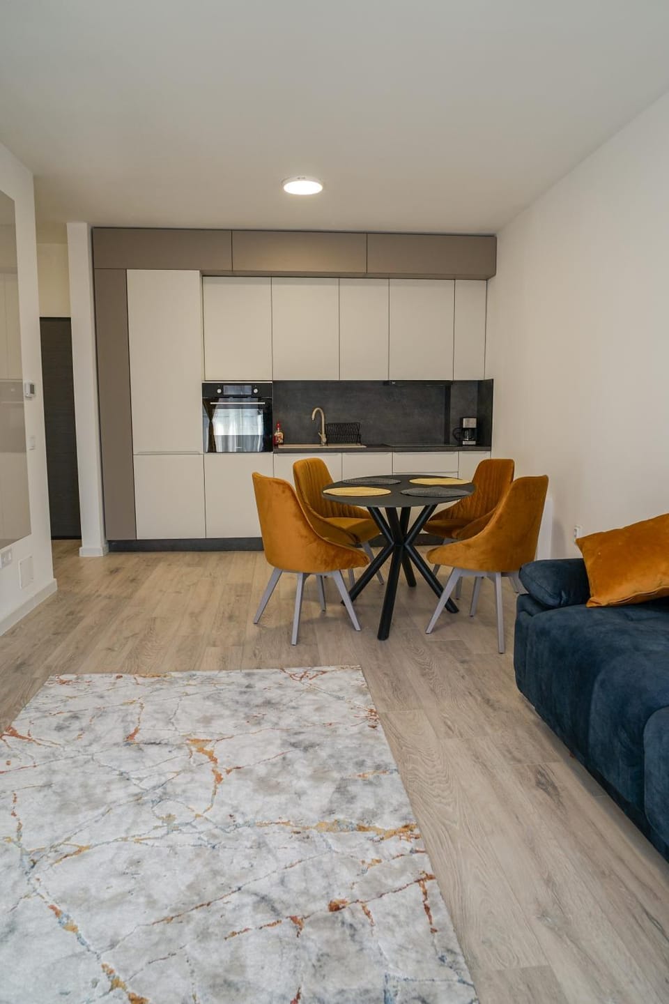 Kitchen or kitchenette, Living room, Seating area, Dining area