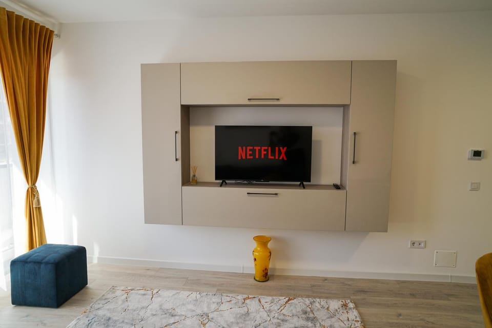 Communal lounge/ TV room, TV and multimedia, Living room, Seating area, Evening entertainment