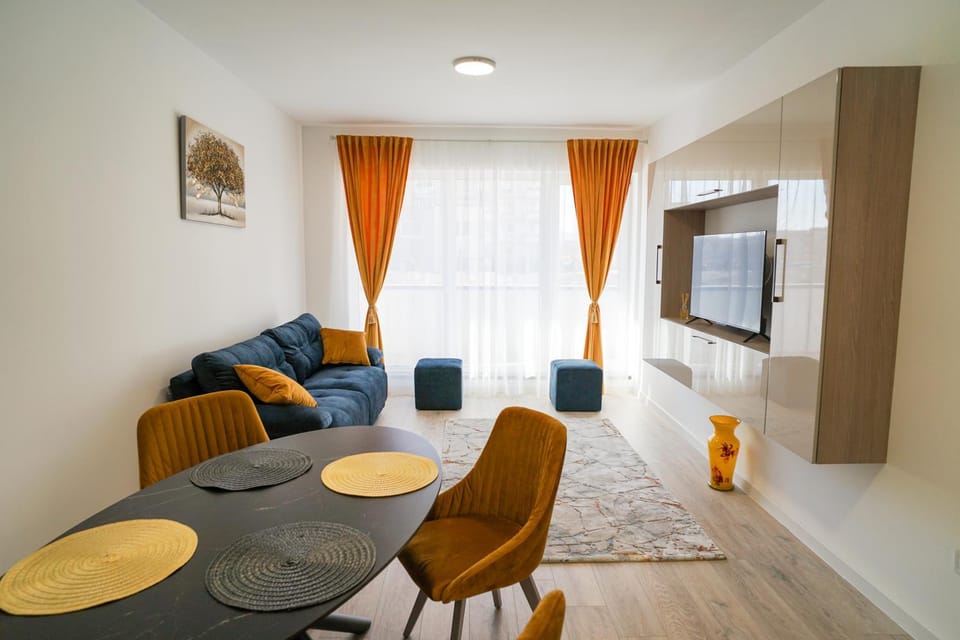 Communal lounge/ TV room, TV and multimedia, Living room, Seating area, Dining area, Evening entertainment