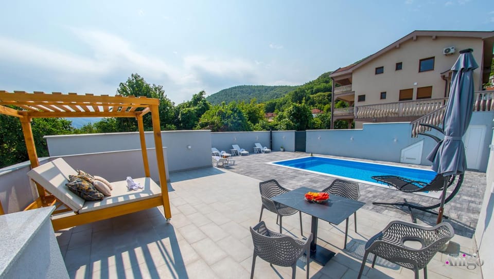 Patio, Mountain view, Pool view, Swimming pool, sunbed