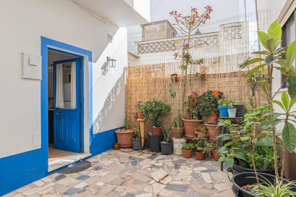 Facade/entrance, Neighbourhood