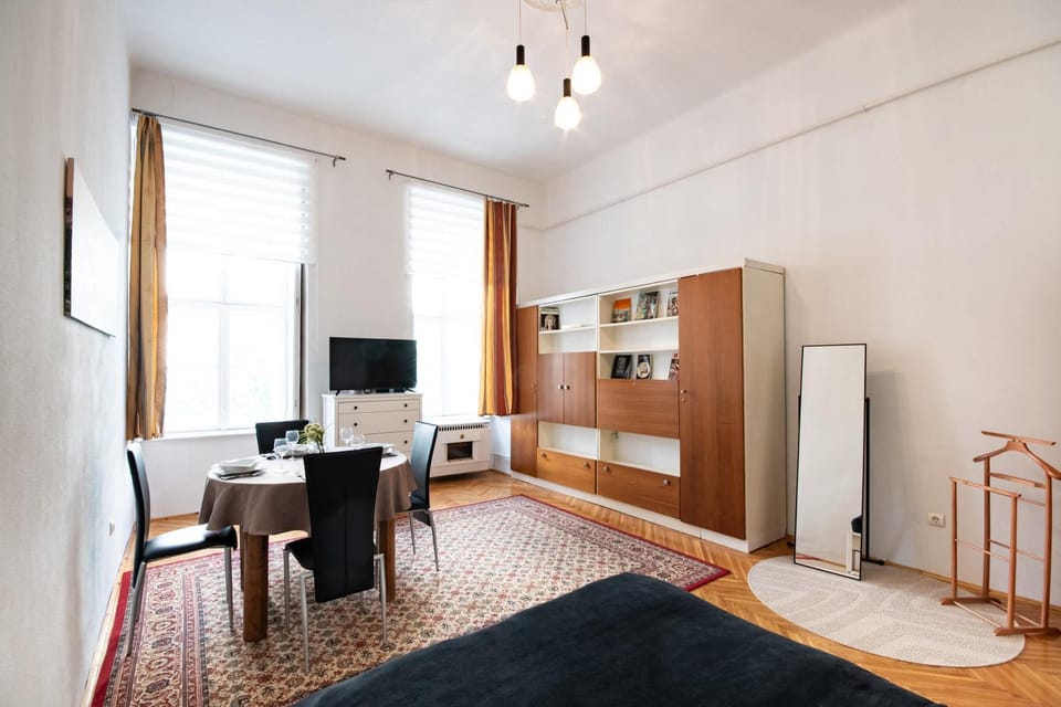 Very Central - Simple - Easy Sleep Apartment in Budapest