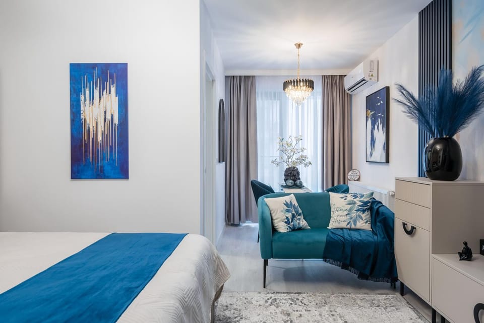Bed, TV and multimedia, Living room, Photo of the whole room, Seating area, Bedroom, air conditioner
