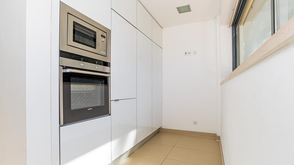 Kitchen or kitchenette, oven
