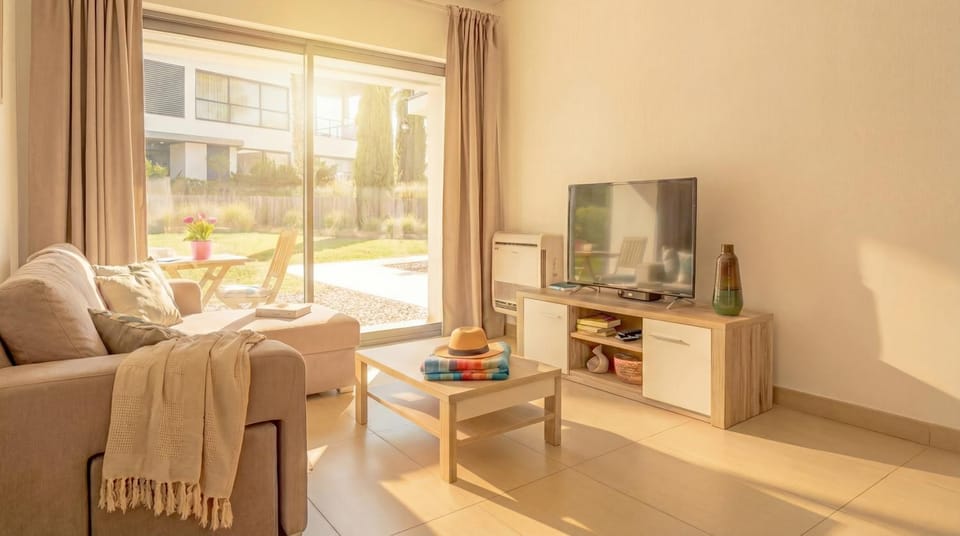 Communal lounge/ TV room, TV and multimedia, Living room, Seating area, Evening entertainment