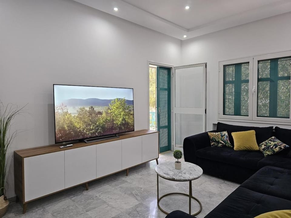 Communal lounge/ TV room, TV and multimedia, Living room, Seating area, Evening entertainment
