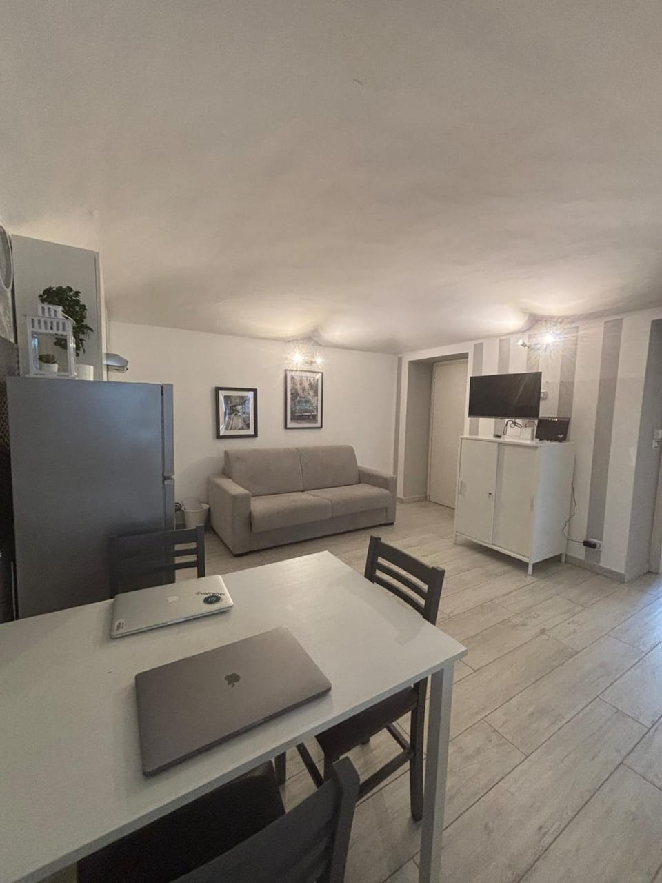 The Black and White House - Roman Quadrilateral Apartment in Turin