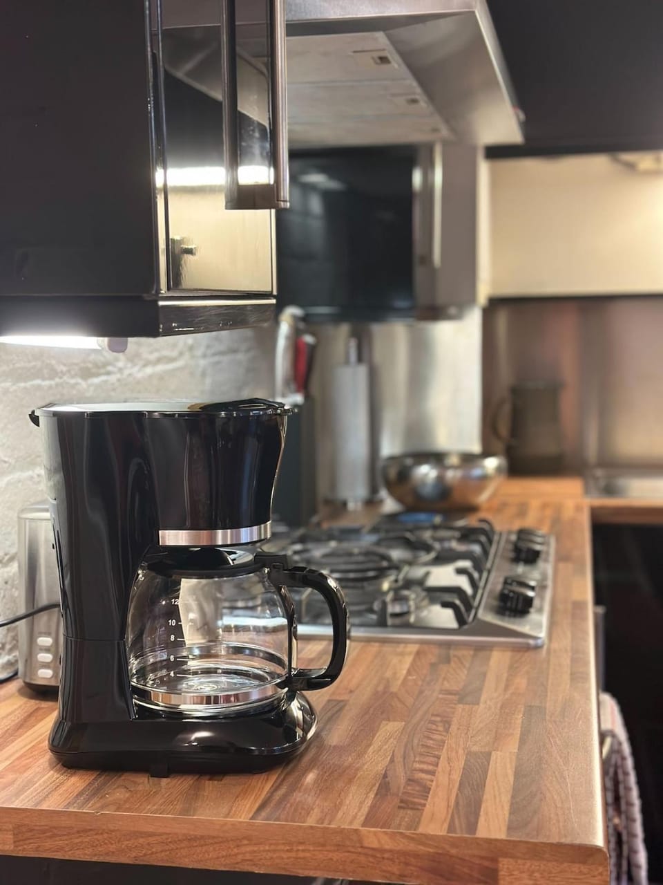 Coffee/tea facilities, Kitchen or kitchenette, stove