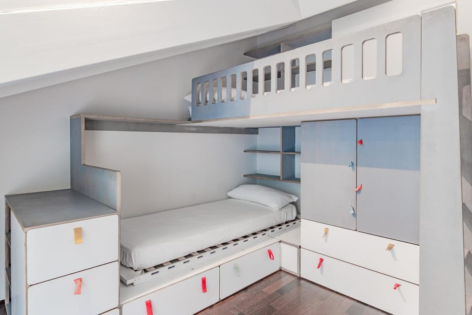 Photo of the whole room, Bedroom