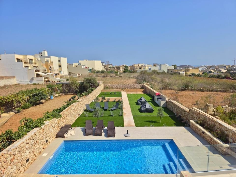 Property building, Day, Garden, Pool view, Swimming pool, sunbed