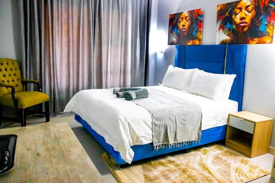 Bed, Living room, Photo of the whole room, Seating area, Bedroom