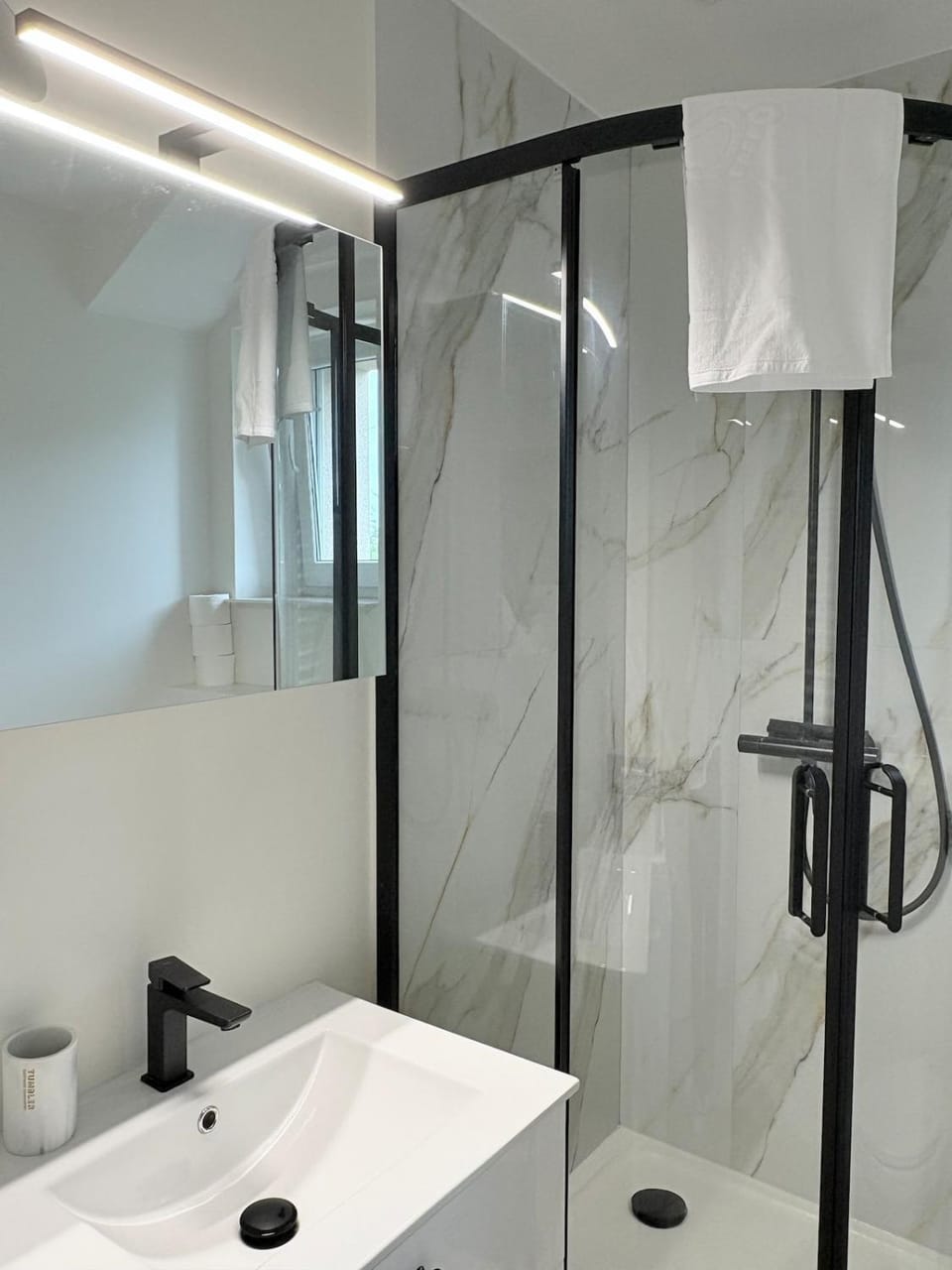 Apartamenty Zloty Pociąg Apartment in Lower Silesian Voivodeship