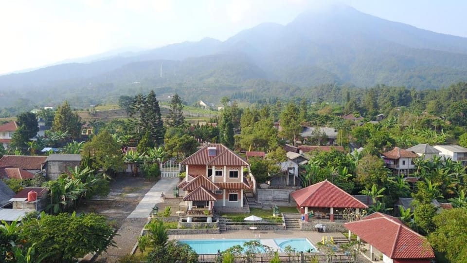 Villa Abah Enin Nature lodge in West Java