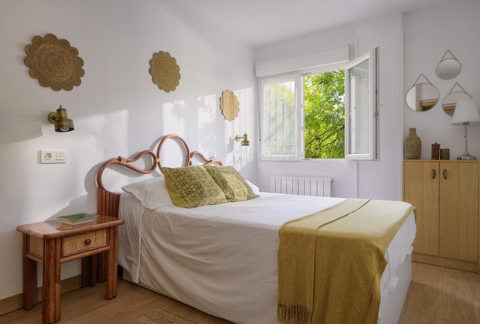 Bed, Photo of the whole room, Bedroom, heating