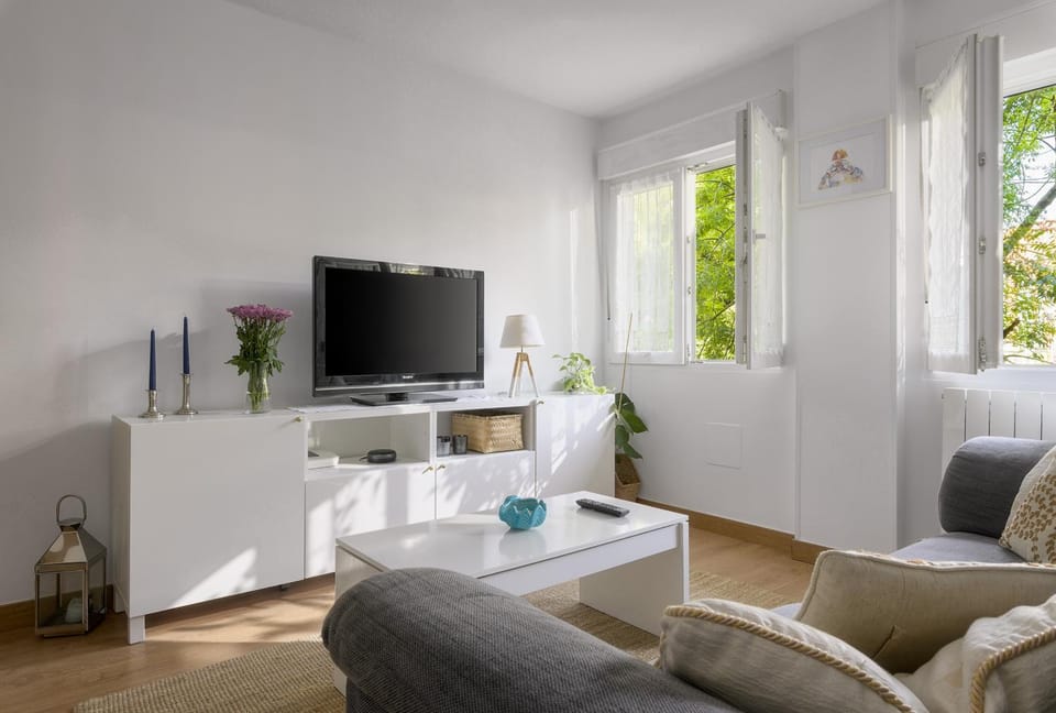 Communal lounge/ TV room, TV and multimedia, Living room, Seating area, Garden view, heating