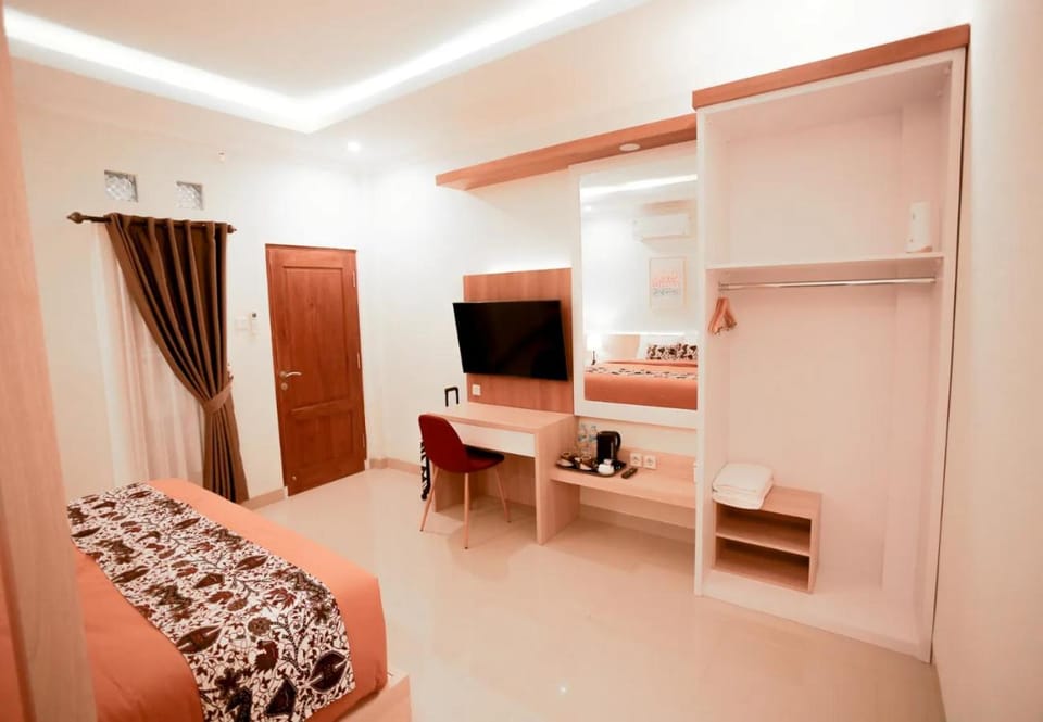 Bed, TV and multimedia, Bedroom