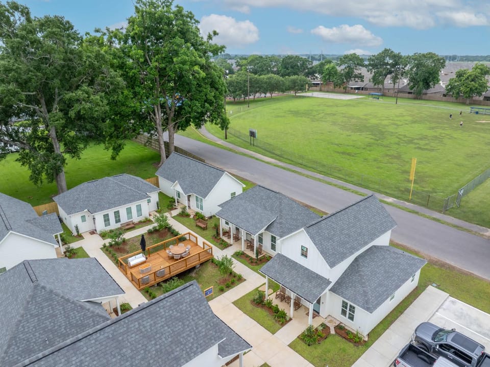 New Breezy Cottage - King Bed - Mini-Golf - Park House in Broussard