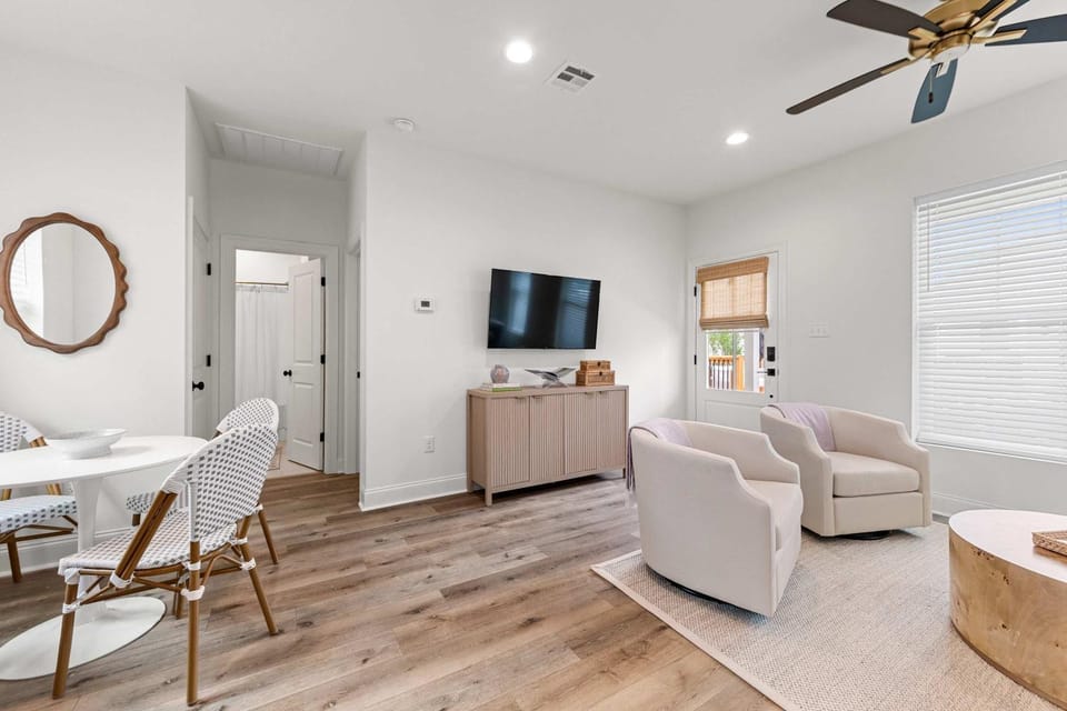 New Breezy Cottage - King Bed - Mini-Golf - Park House in Broussard