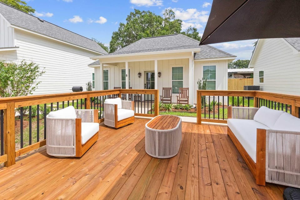 New Breezy Cottage - King Bed - Mini-Golf - Park House in Broussard