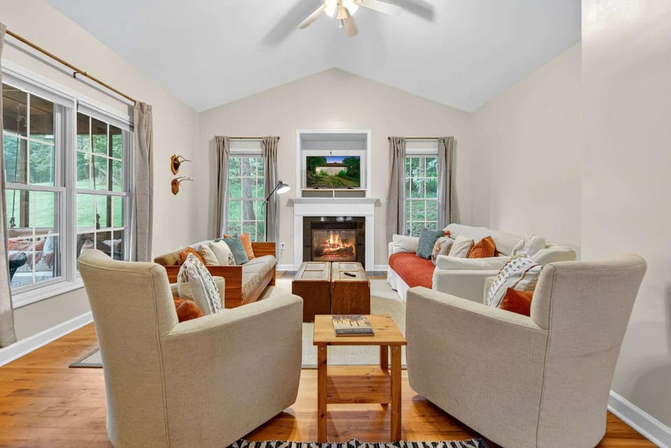 TV and multimedia, Living room, Seating area, fireplace