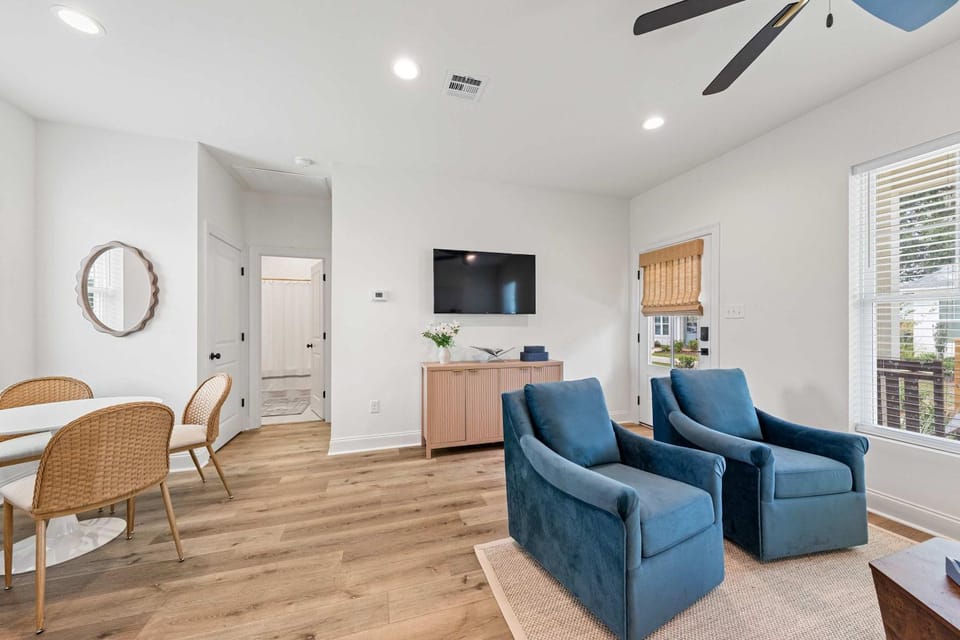 New Grand Slam Cottage - King Bed - Sports Complex House in Broussard