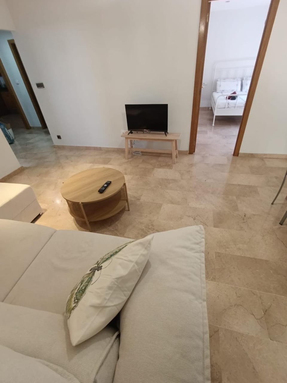 Bed, TV and multimedia, Living room, Photo of the whole room, Seating area, Bedroom