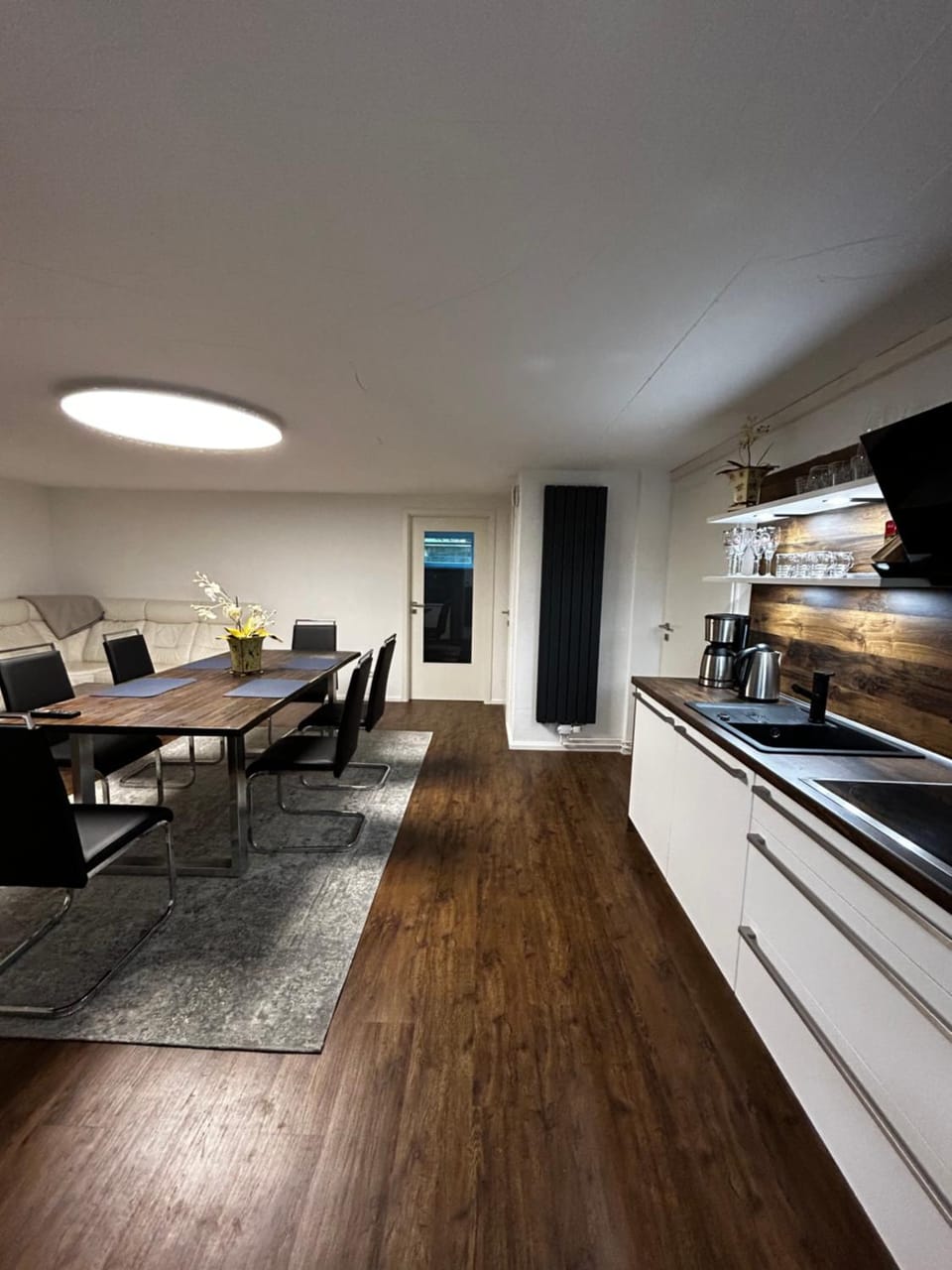 Kitchen or kitchenette, Living room, Seating area, Dining area, stove
