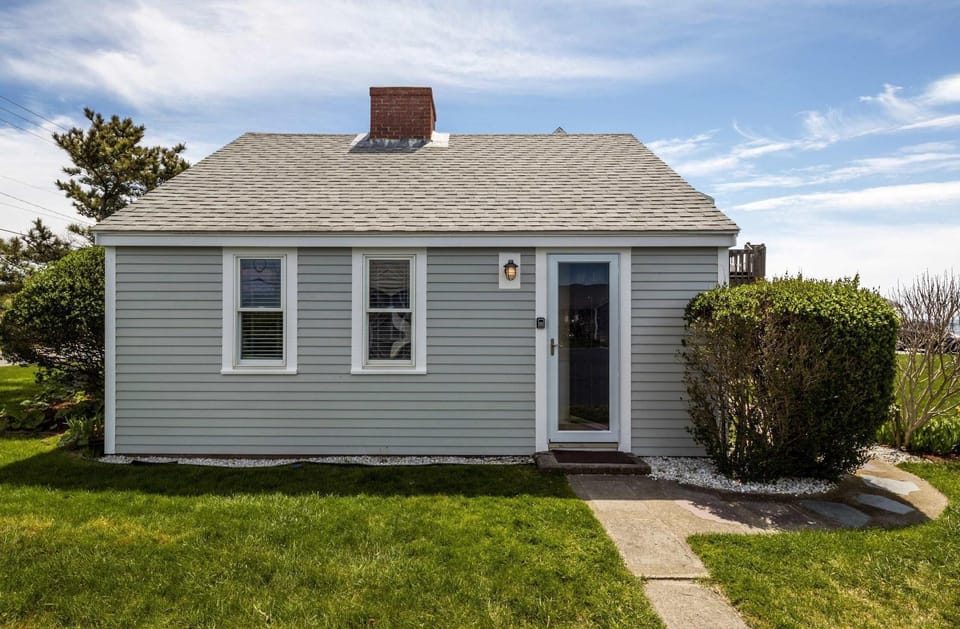 Charming Beachside Bungalow House in North Truro