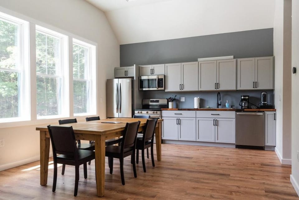 NEW Skye Ridge Carriage House with Hot Tub House in Killington