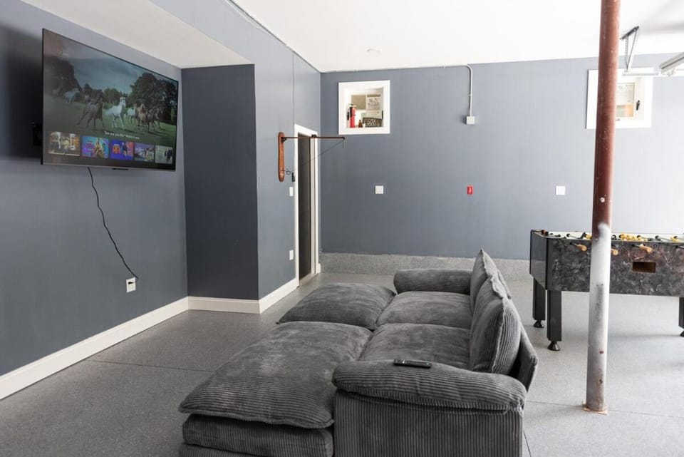 NEW Skye Ridge Carriage House with Hot Tub House in Killington