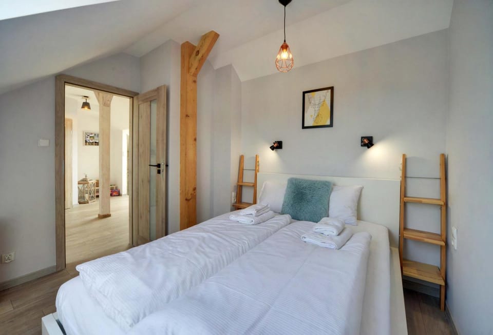 Bedroom, towels