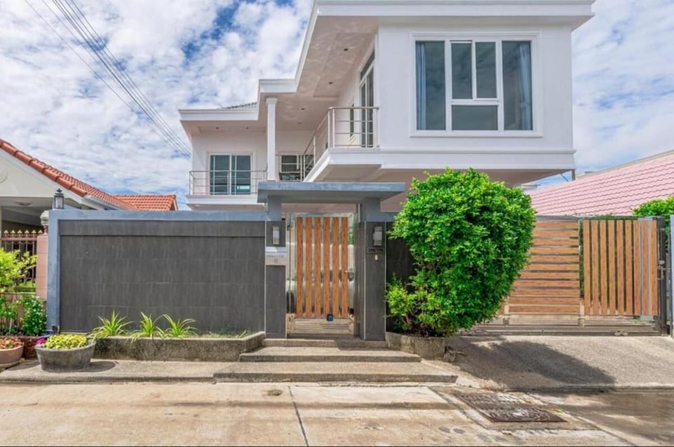 G sunflowe pool villa central Villa in Pattaya City