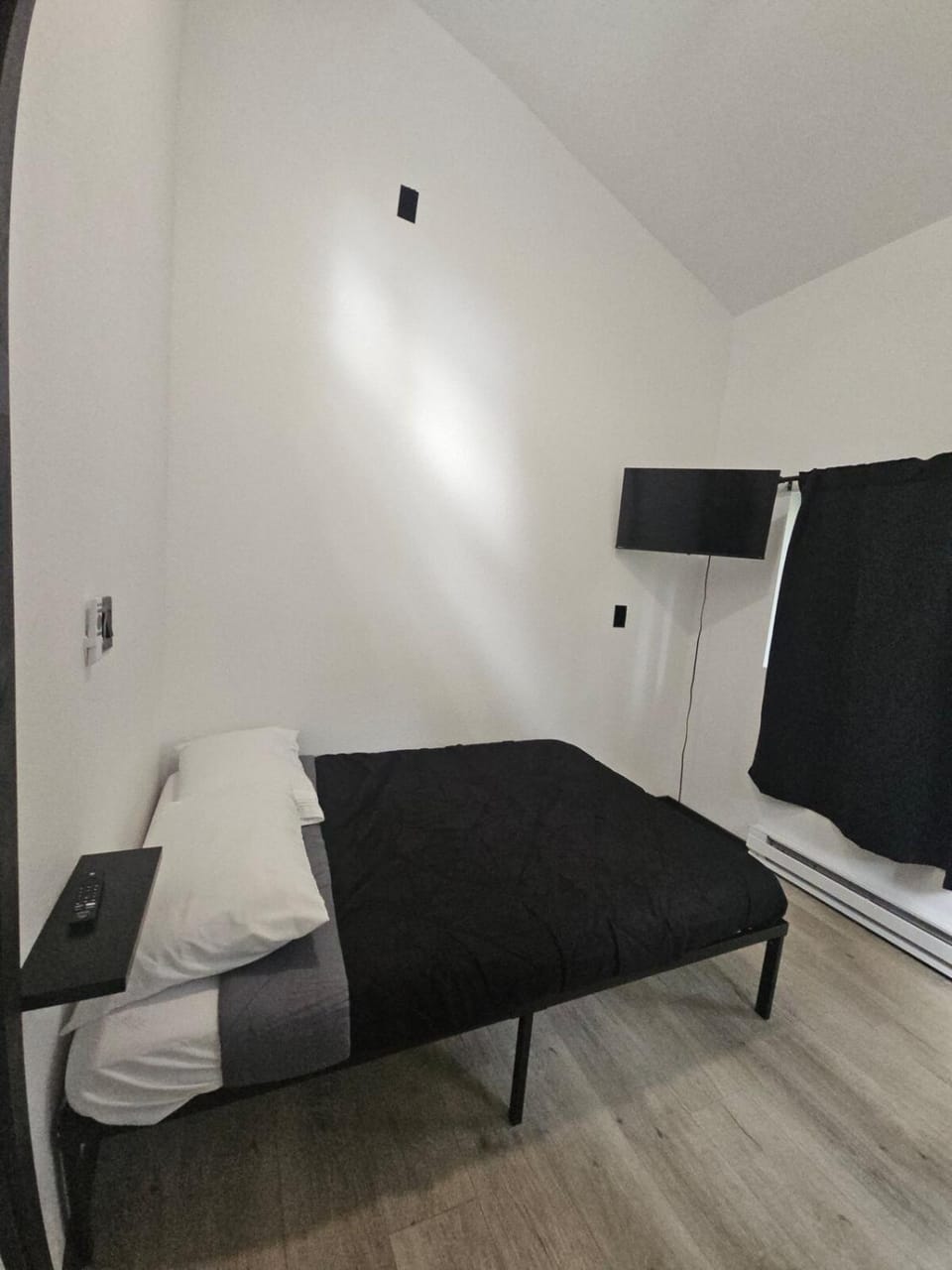 Bed, TV and multimedia, Photo of the whole room, Bedroom