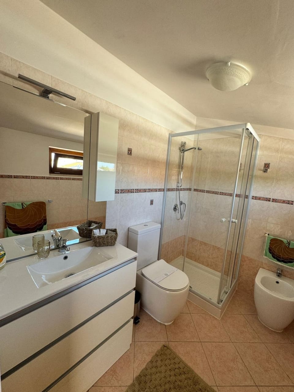 Shower, Toilet, Bathroom, bidet, towels