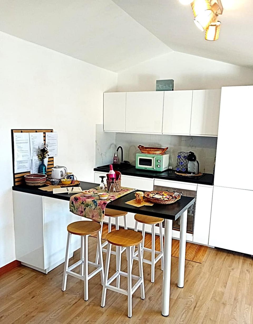 Kitchen or kitchenette, Seating area, Dining area, minibar, oven, stove, toaster