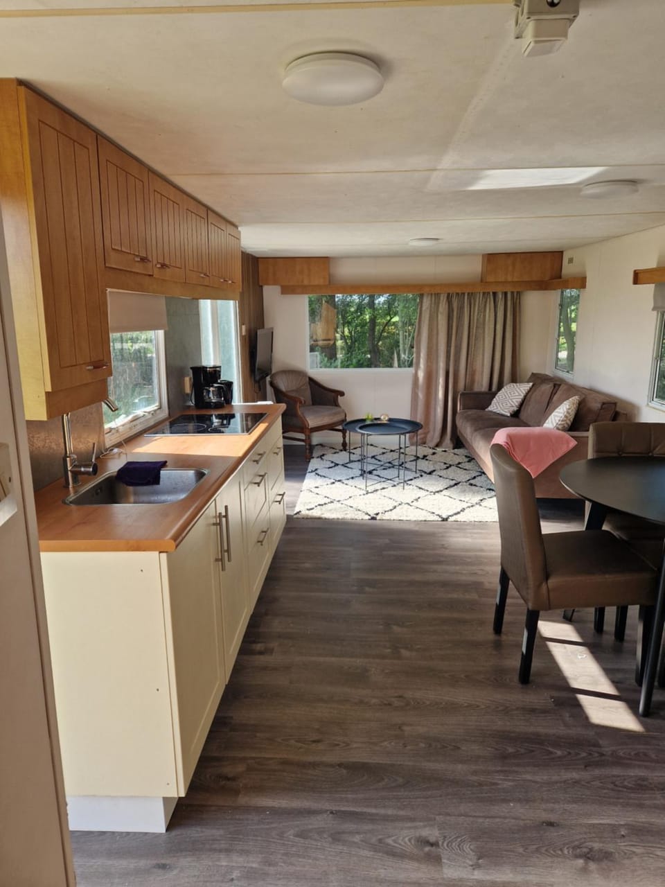 TV and multimedia, Kitchen or kitchenette, Living room, Photo of the whole room, Seating area, Dining area, oven