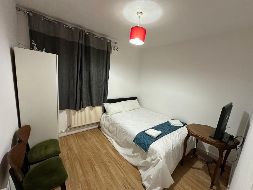 Bed, TV and multimedia, Bedroom