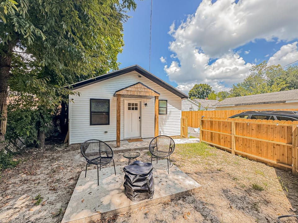 1 BR Fire Pit BBQ Retreat House in Evansville