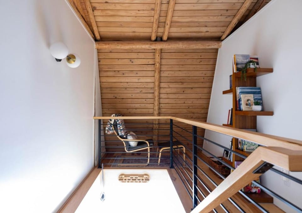Hot Tub, Sauna, Cold Plunge - 1 mile from Rainier NP - Sleeps 8 House in Washington