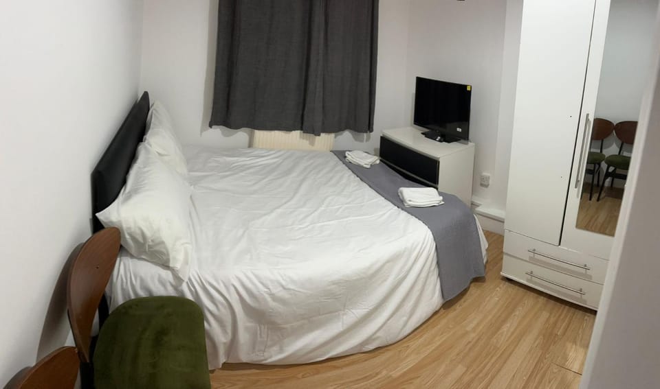 Bed, TV and multimedia, Bedroom, wardrobe