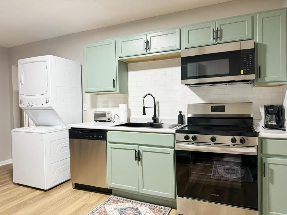 Cozy Retreat - Homes near Wesselman Park Apartment in Evansville