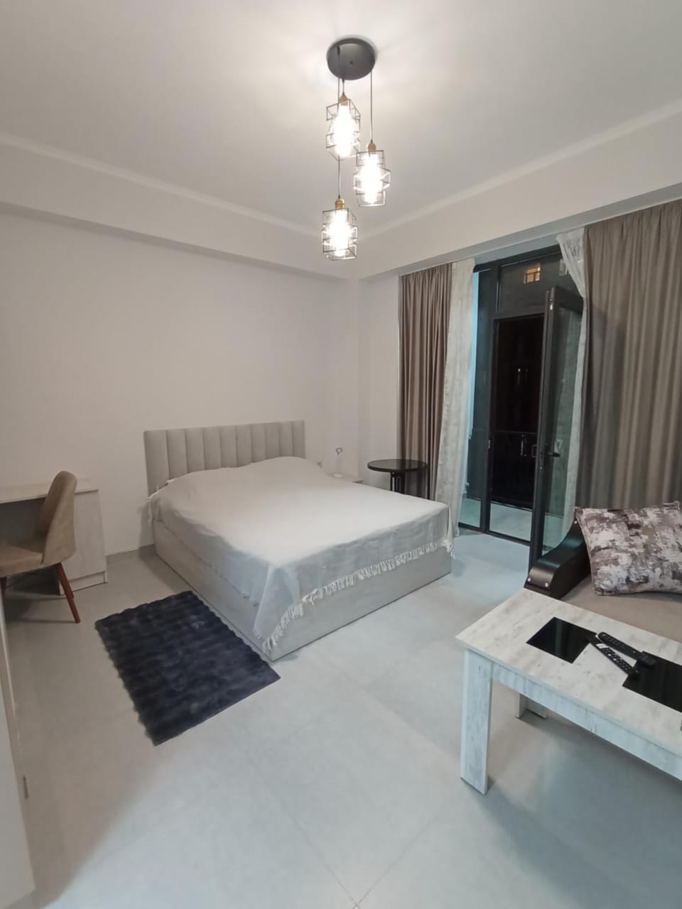 Bed, TV and multimedia, Living room, Photo of the whole room, Seating area, Bedroom