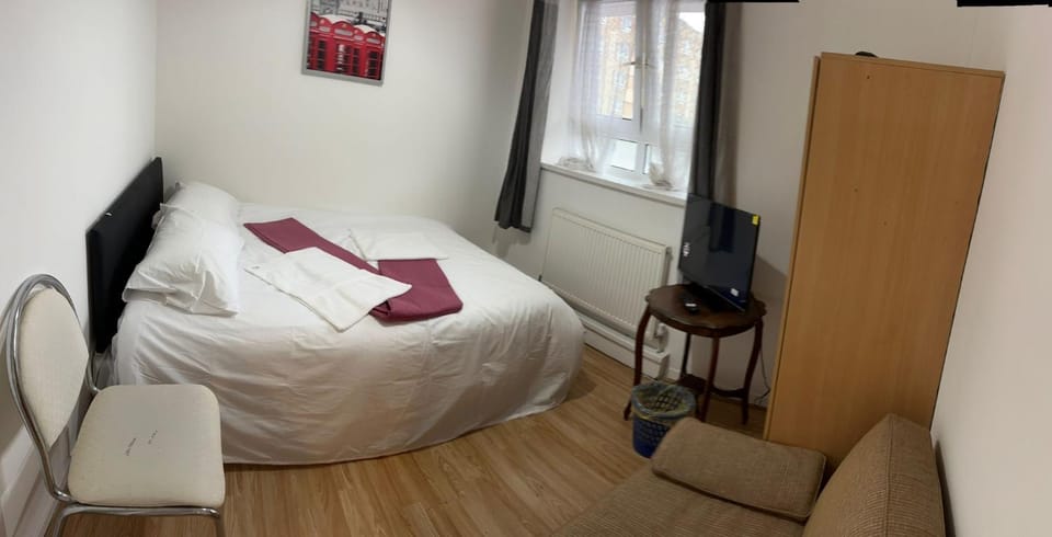 Bed, TV and multimedia, Bedroom