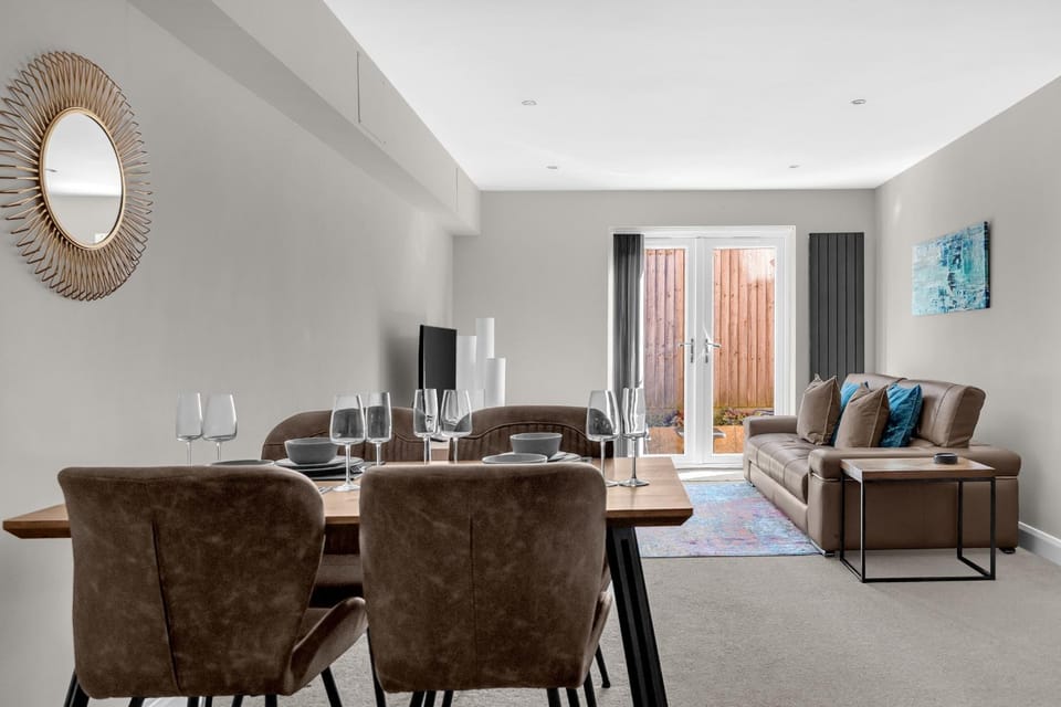 TV and multimedia, Living room, Seating area, Dining area
