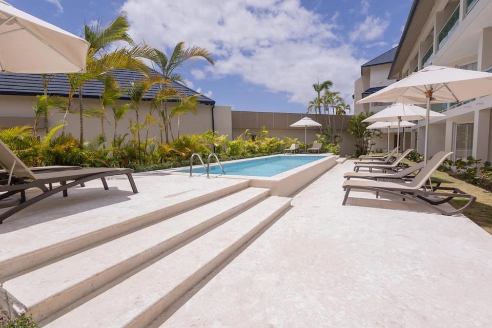 Patio, Swimming pool, sunbed